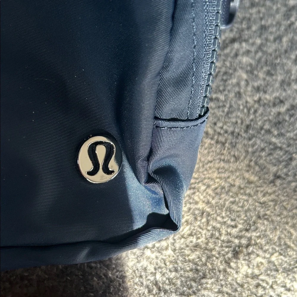 lululemon athletica Midnight Blue Women’s Belt Bag. EUC